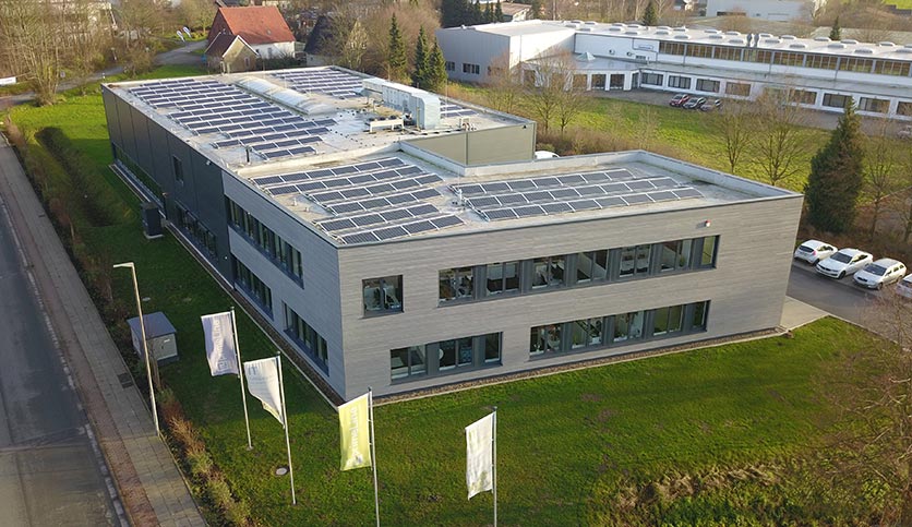 Die neue 99 kWp Photovoltaik Anlage auf dem Dach der primeLine Solutions GmbH aus Bad Oeynhausen